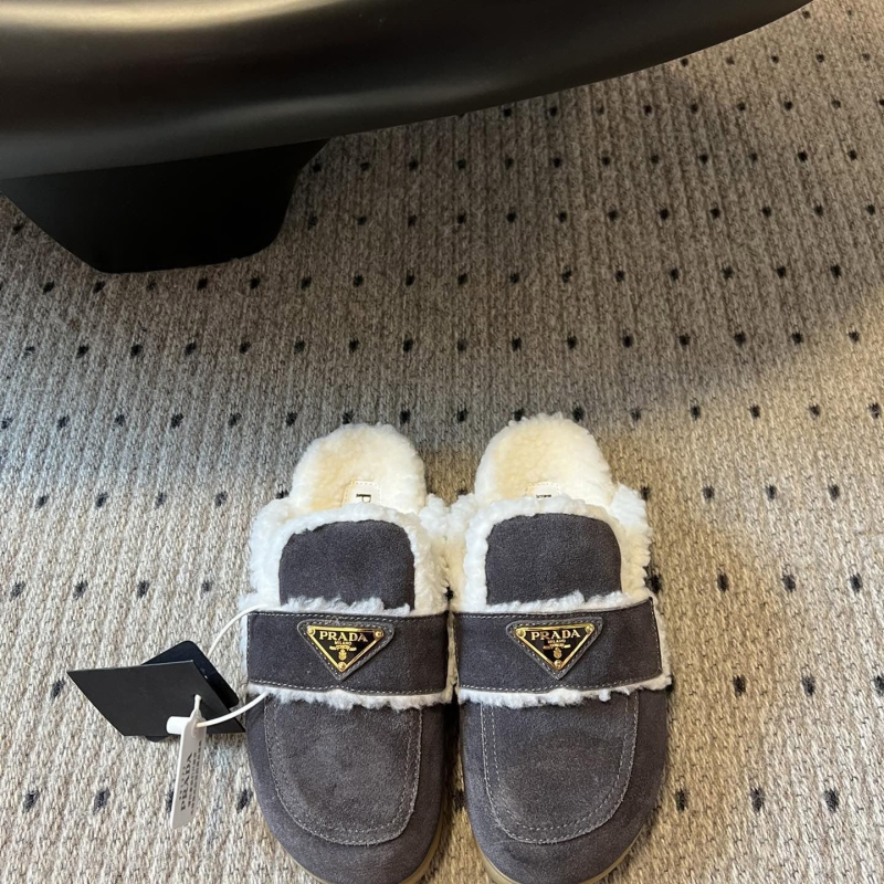 Pra*a slippers